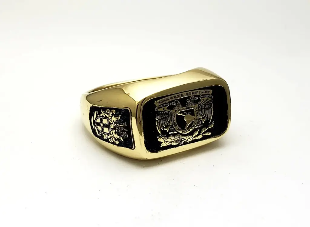 Anillo de Graduación oro 14 kilates, Personalizado con logotipos, peso aproximado 20 gramos.
